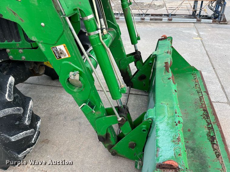 image for item DQ3980 2004 John Deere 5520  MFWD tractor