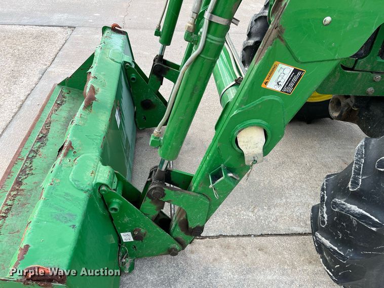 image for item DQ3980 2004 John Deere 5520  MFWD tractor