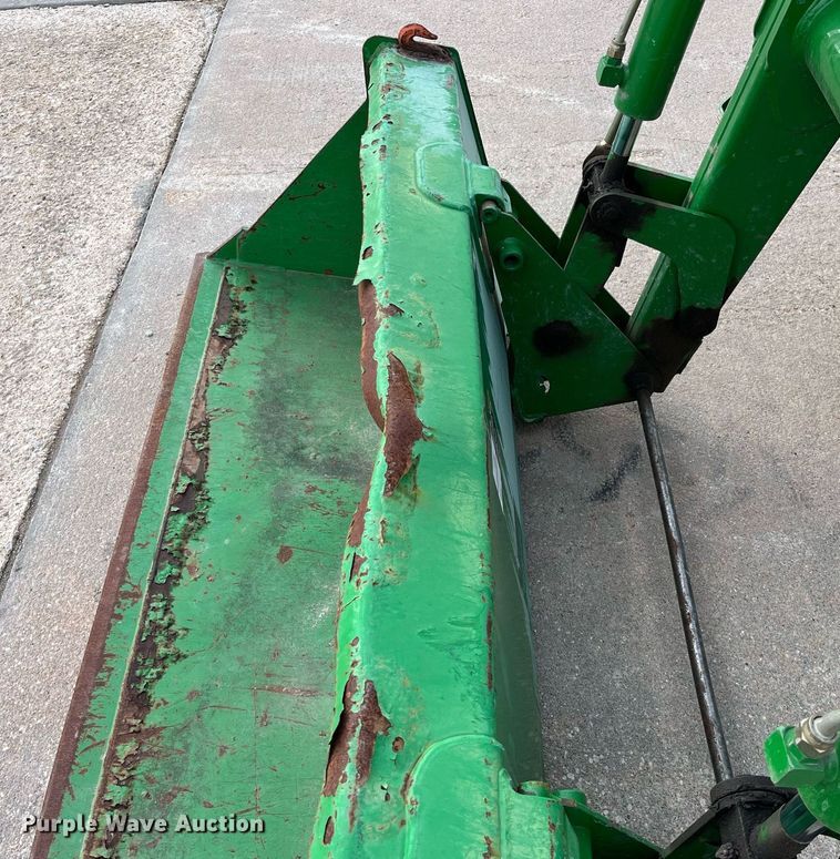 image for item DQ3980 2004 John Deere 5520  MFWD tractor