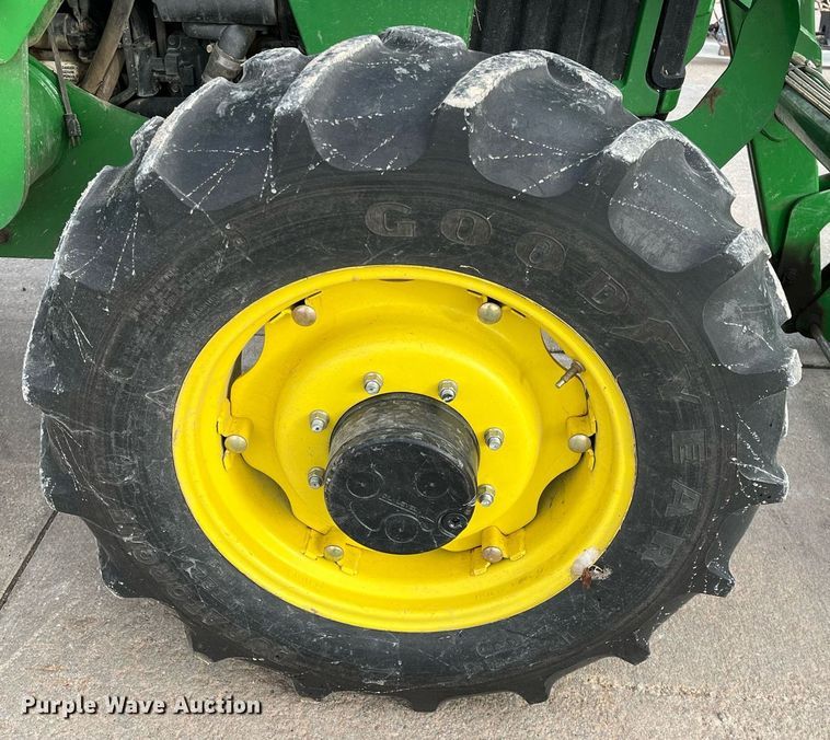 image for item DQ3980 2004 John Deere 5520  MFWD tractor