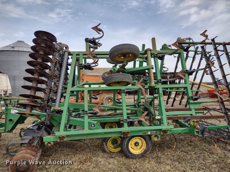 image for item DR8147 John Deere 726  mulch finisher