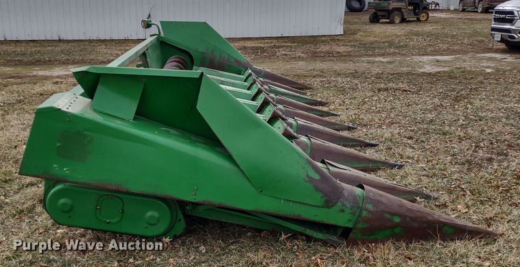 image for item DR8152 John Deere 843  corn head