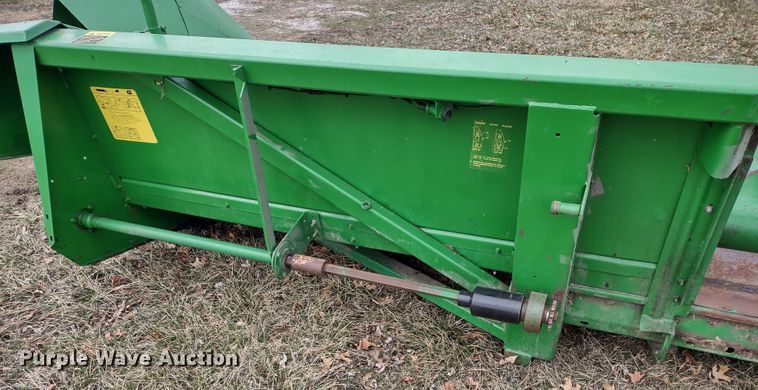 image for item DR8152 John Deere 843  corn head