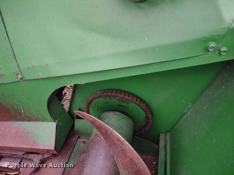 image for item DR8152 John Deere 843  corn head