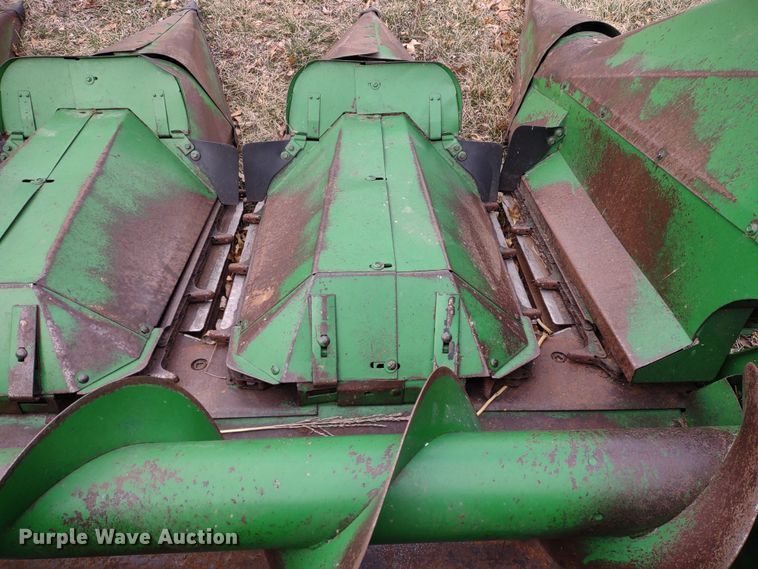 image for item DR8152 John Deere 843  corn head