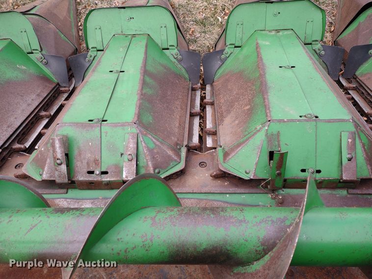 image for item DR8152 John Deere 843  corn head