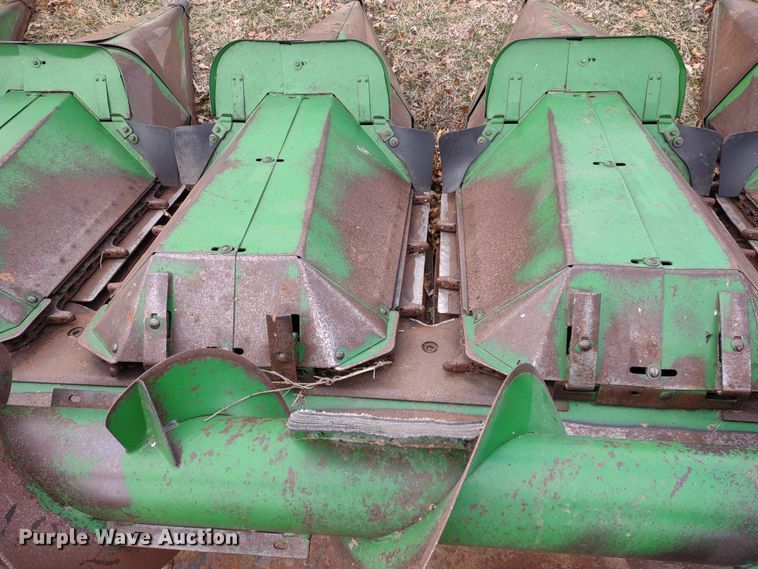 image for item DR8152 John Deere 843  corn head