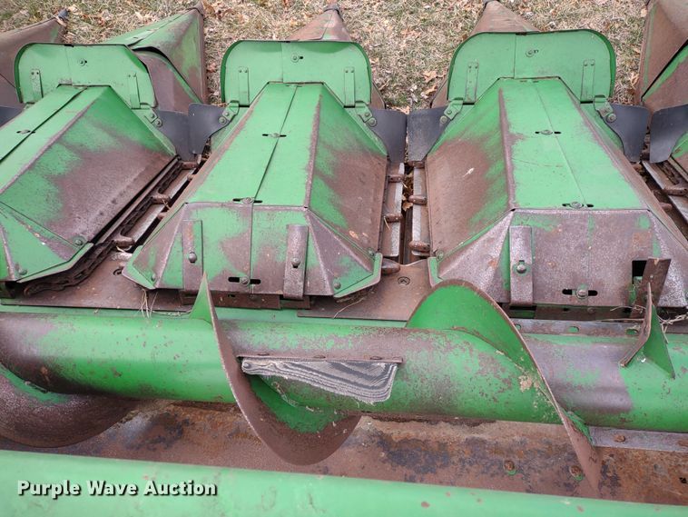 image for item DR8152 John Deere 843  corn head