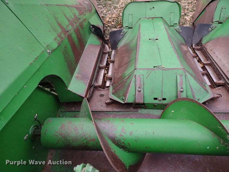 image for item DR8152 John Deere 843  corn head