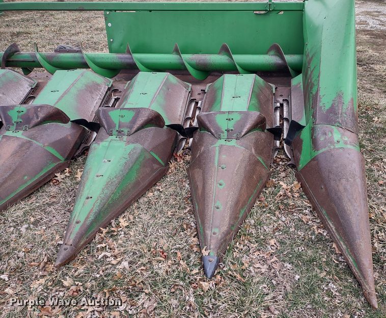 image for item DR8152 John Deere 843  corn head