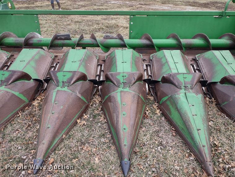 image for item DR8152 John Deere 843  corn head