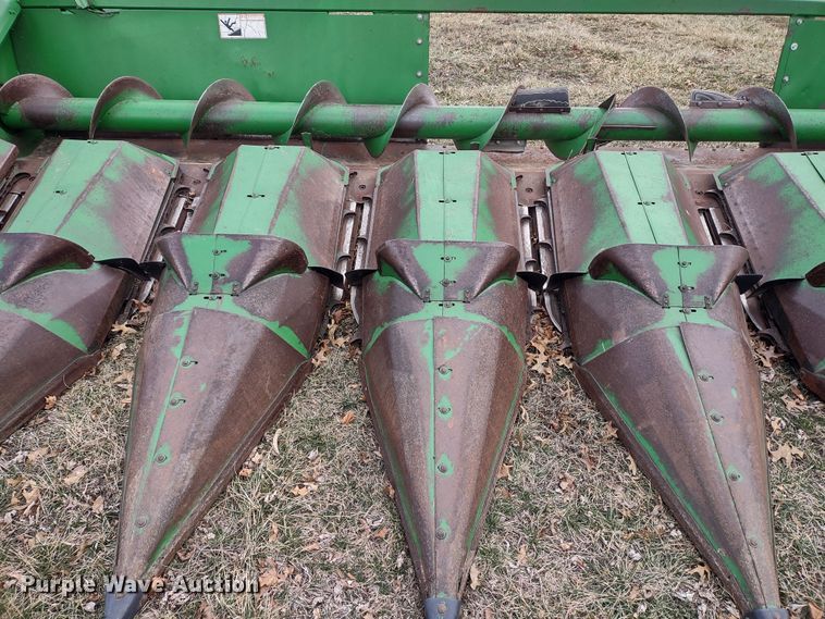 image for item DR8152 John Deere 843  corn head