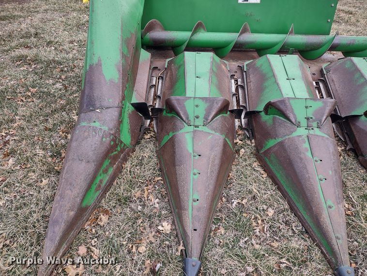 image for item DR8152 John Deere 843  corn head