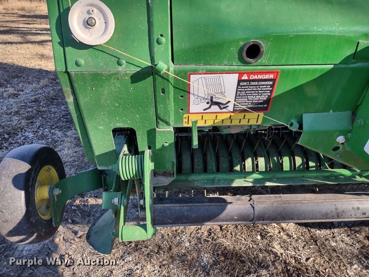 image for item DR8160 John Deere 568  round baler