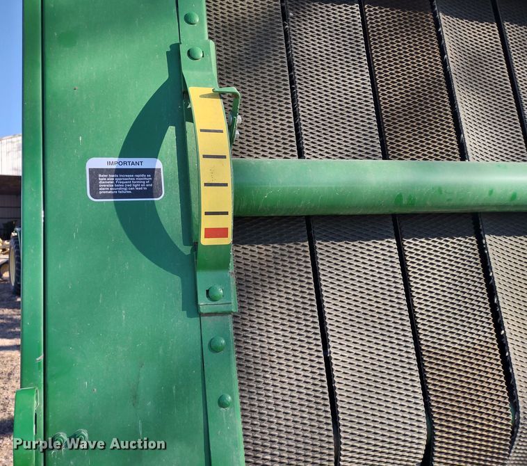 image for item DR8160 John Deere 568  round baler
