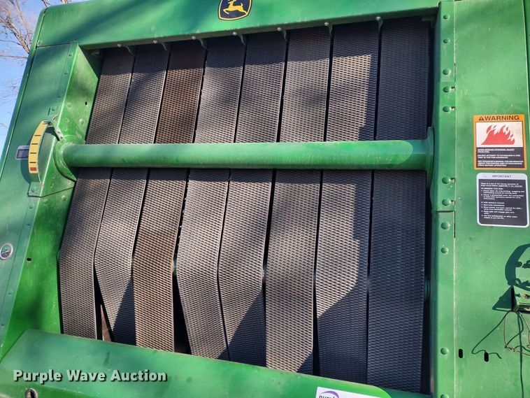 image for item DR8160 John Deere 568  round baler