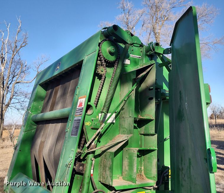 image for item DR8160 John Deere 568  round baler