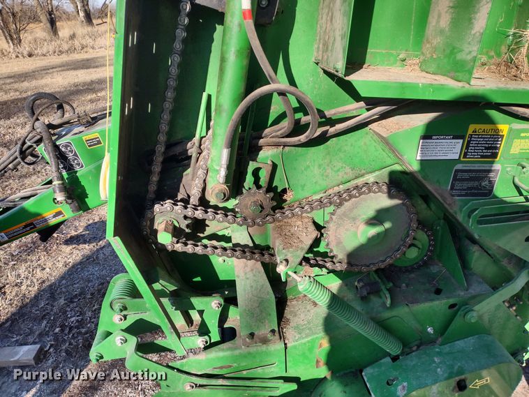 image for item DR8160 John Deere 568  round baler