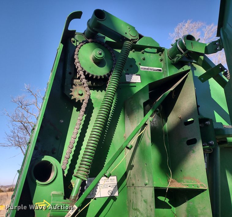 image for item DR8160 John Deere 568  round baler