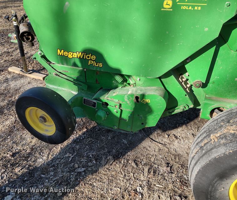 image for item DR8160 John Deere 568  round baler