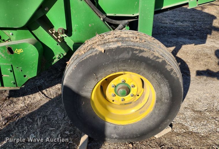 image for item DR8160 John Deere 568  round baler