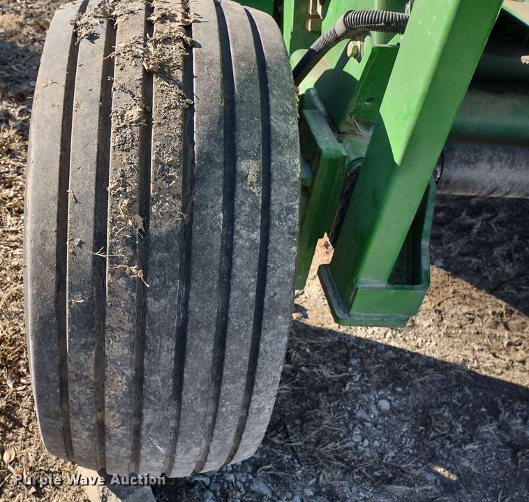 image for item DR8160 John Deere 568  round baler