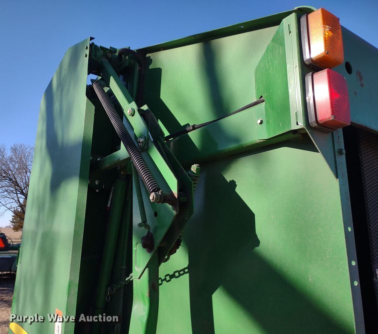 image for item DR8160 John Deere 568  round baler