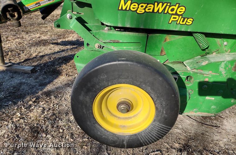 image for item DR8160 John Deere 568  round baler