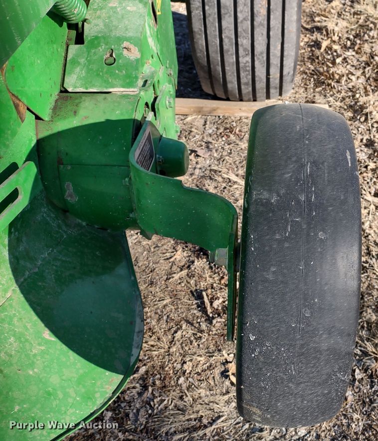 image for item DR8160 John Deere 568  round baler