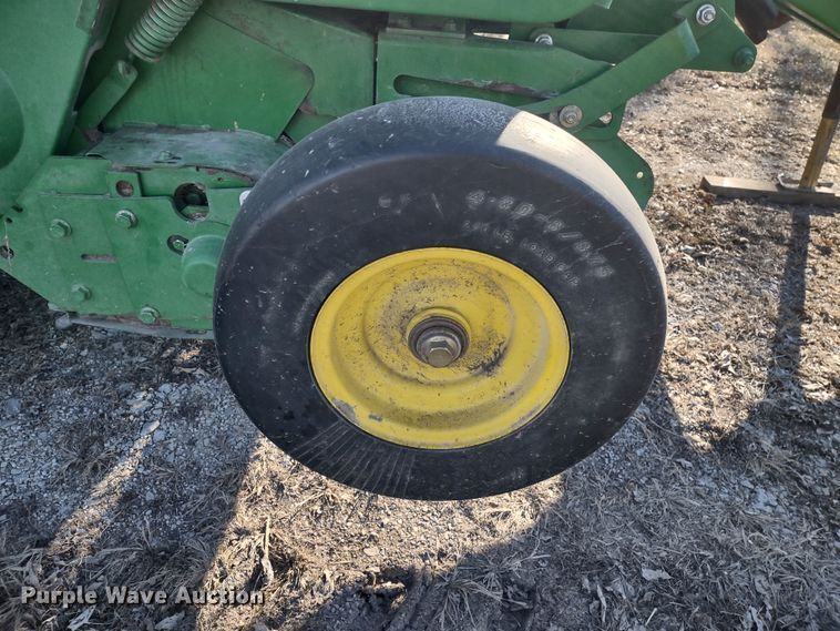 image for item DR8160 John Deere 568  round baler