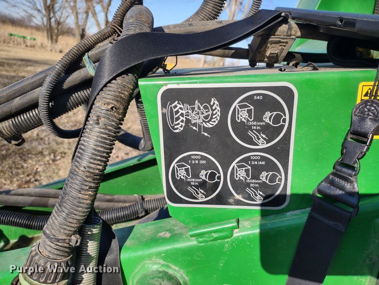 image for item DR8160 John Deere 568  round baler