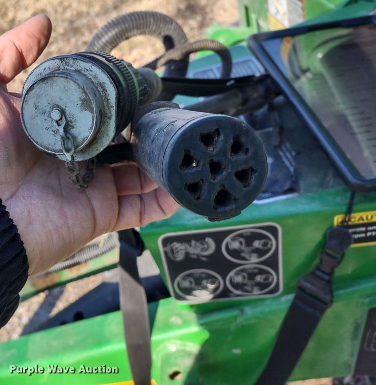 image for item DR8160 John Deere 568  round baler