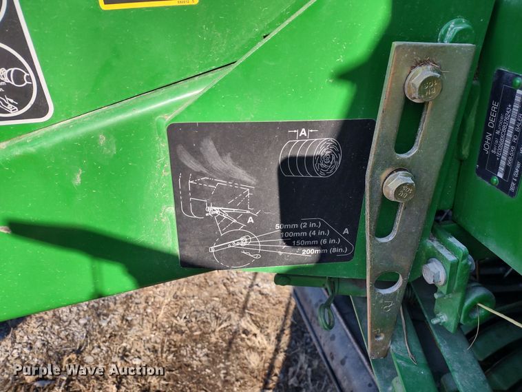 image for item DR8160 John Deere 568  round baler