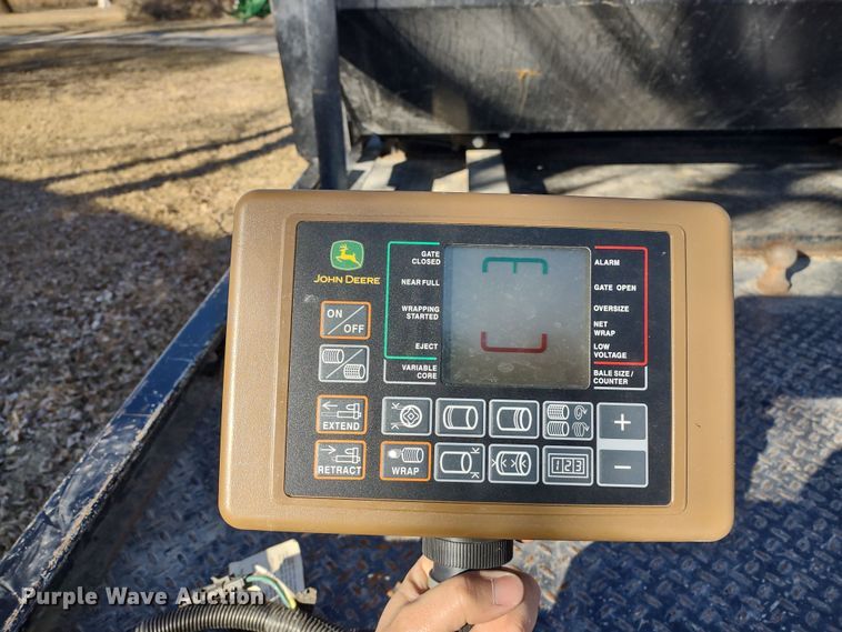 image for item DR8160 John Deere 568  round baler