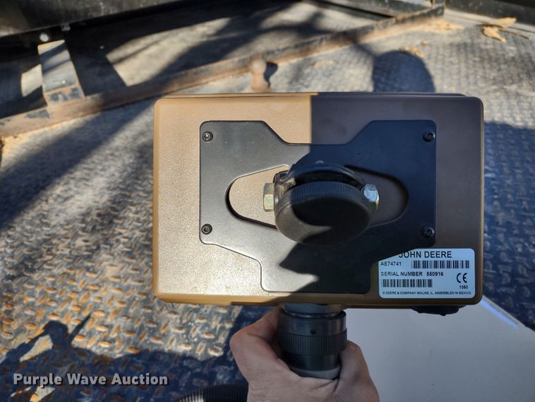 image for item DR8160 John Deere 568  round baler