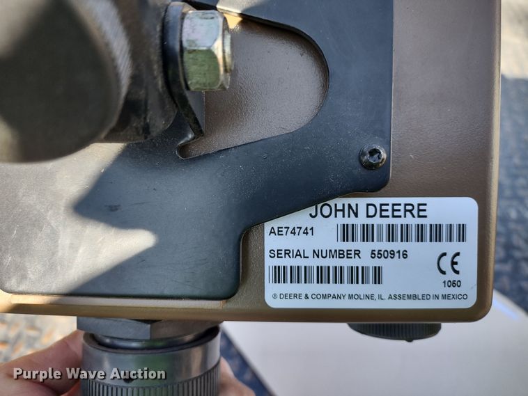 image for item DR8160 John Deere 568  round baler