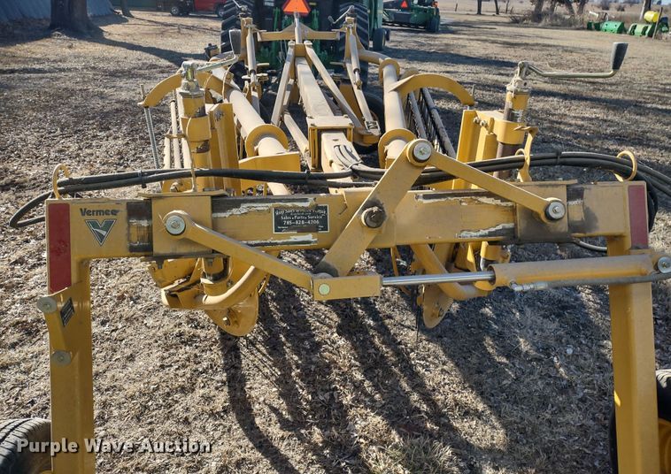 image for item DR8161 Vermeer R2300  hay rake
