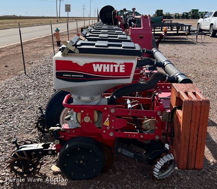 image for item DS2752 AGCO White 8700  planter