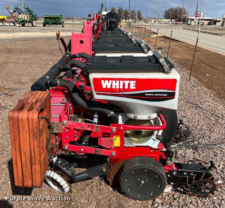 image for item DS2752 AGCO White 8700  planter