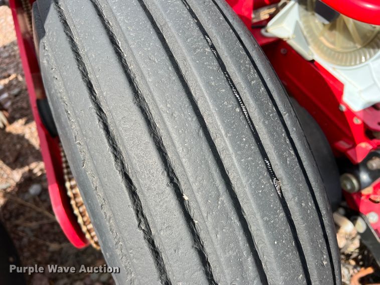 image for item DS2752 AGCO White 8700  planter