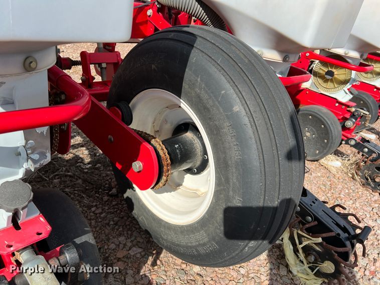 image for item DS2752 AGCO White 8700  planter