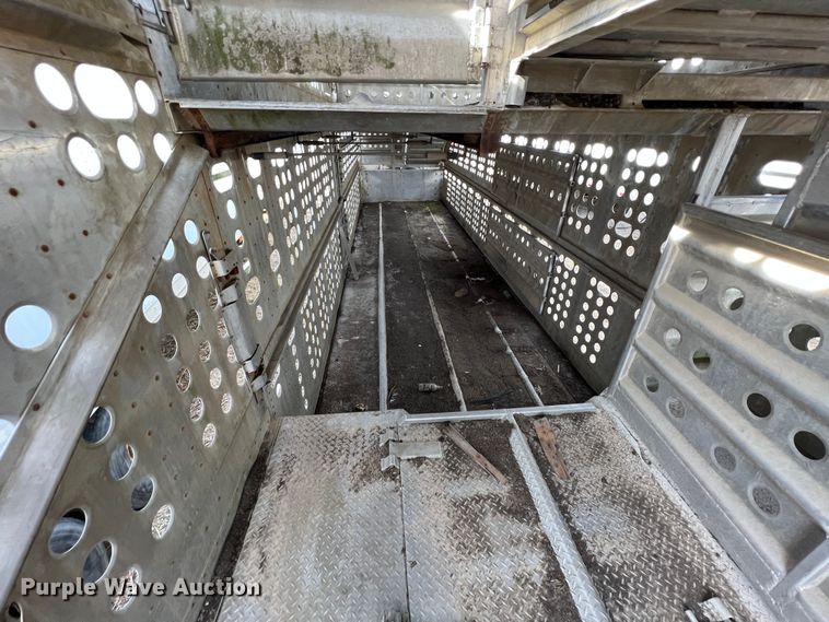 image for item ID9415 1989 Guthrie  livestock trailer