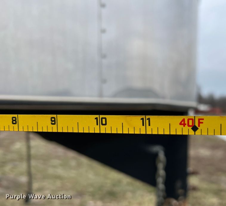 image for item ID9488 2005 Logan Coach  livestock trailer