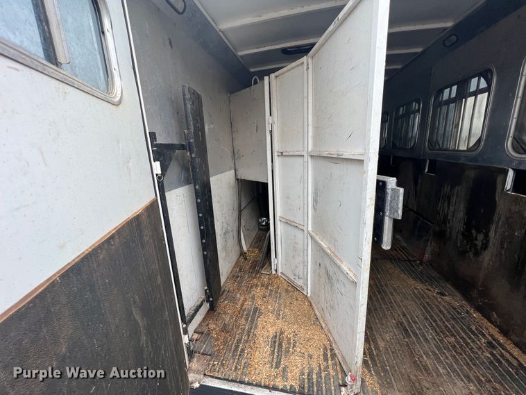 image for item ID9488 2005 Logan Coach  livestock trailer