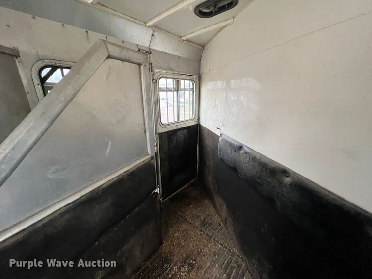 image for item ID9488 2005 Logan Coach  livestock trailer