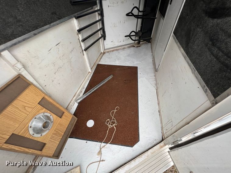 image for item ID9488 2005 Logan Coach  livestock trailer