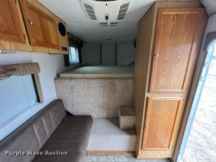 image for item ID9488 2005 Logan Coach  livestock trailer