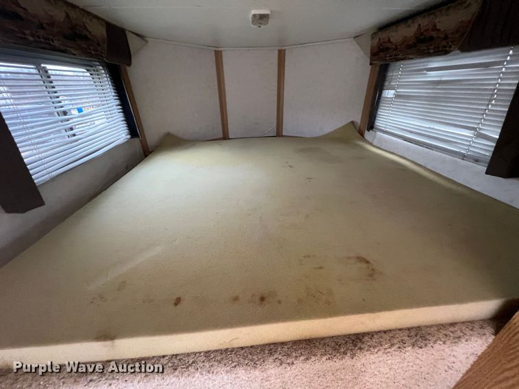 image for item ID9488 2005 Logan Coach  livestock trailer