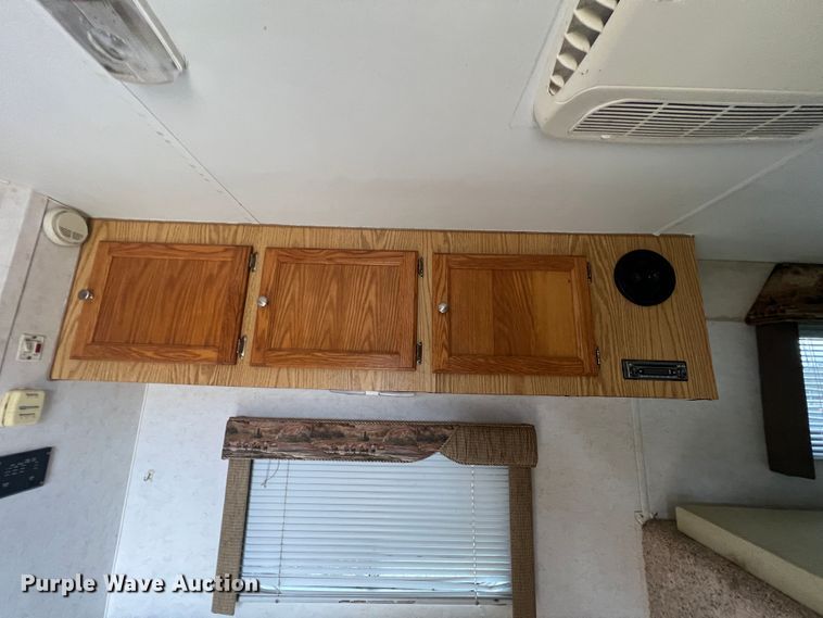 image for item ID9488 2005 Logan Coach  livestock trailer