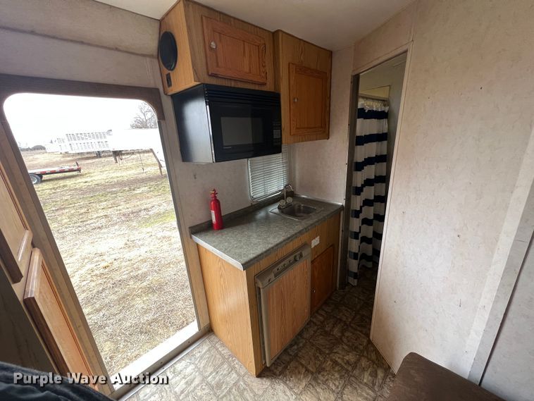 image for item ID9488 2005 Logan Coach  livestock trailer